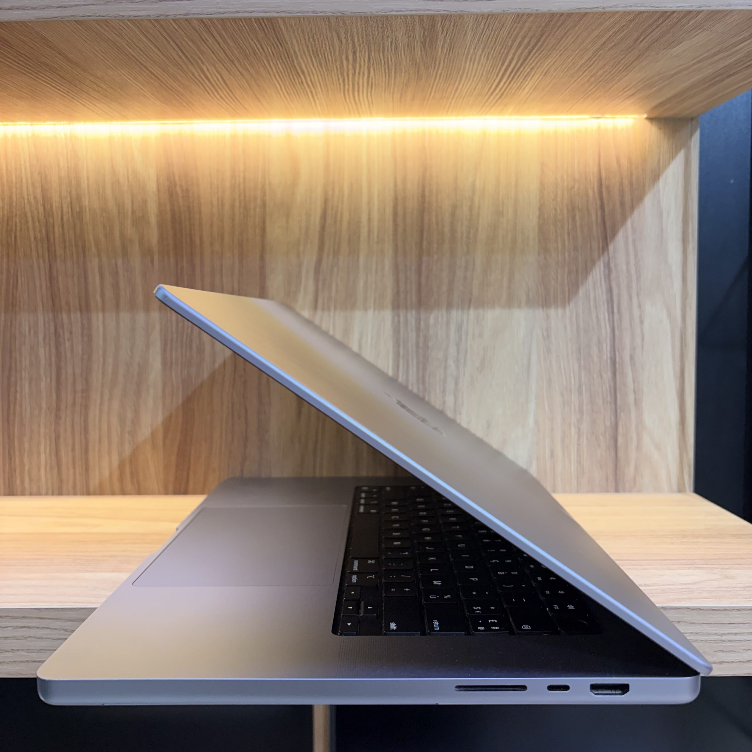 MacBook Pro M2 Pro 16" 16Go 512 Go Argent Occasion maroc side 2