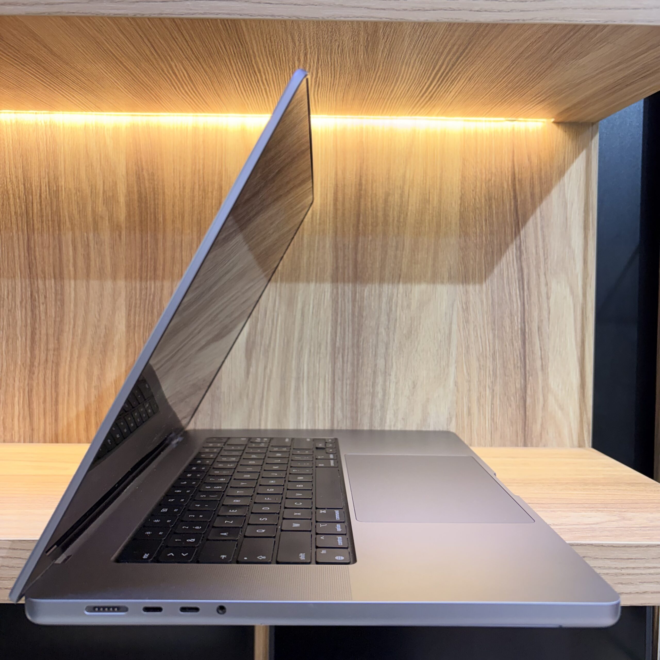 MacBook Pro M2 Pro 16" 16Go 512 Go Argent Occasion side maroc