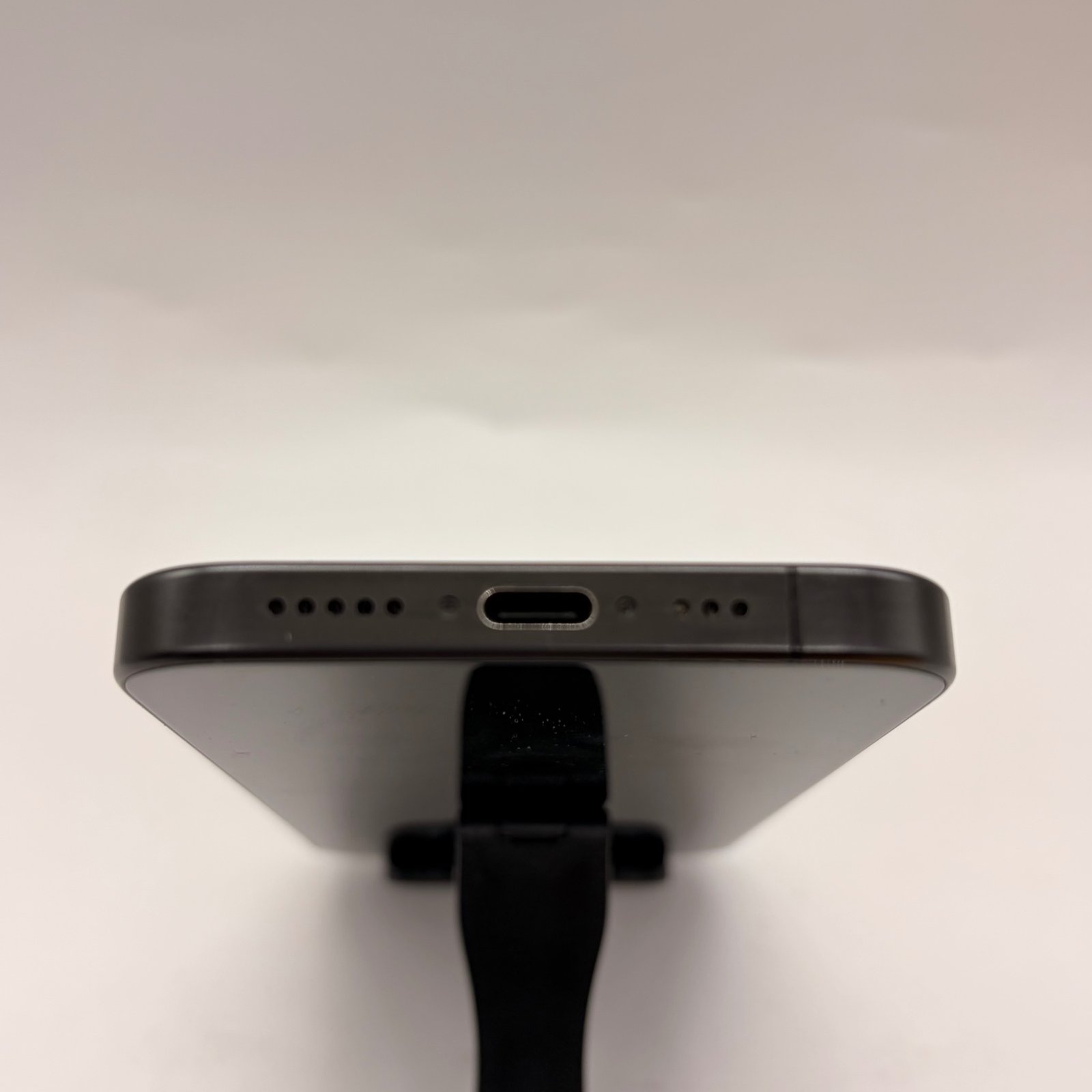 iphone-15-pro-128-go-noir-occasion-connectique-usb-c