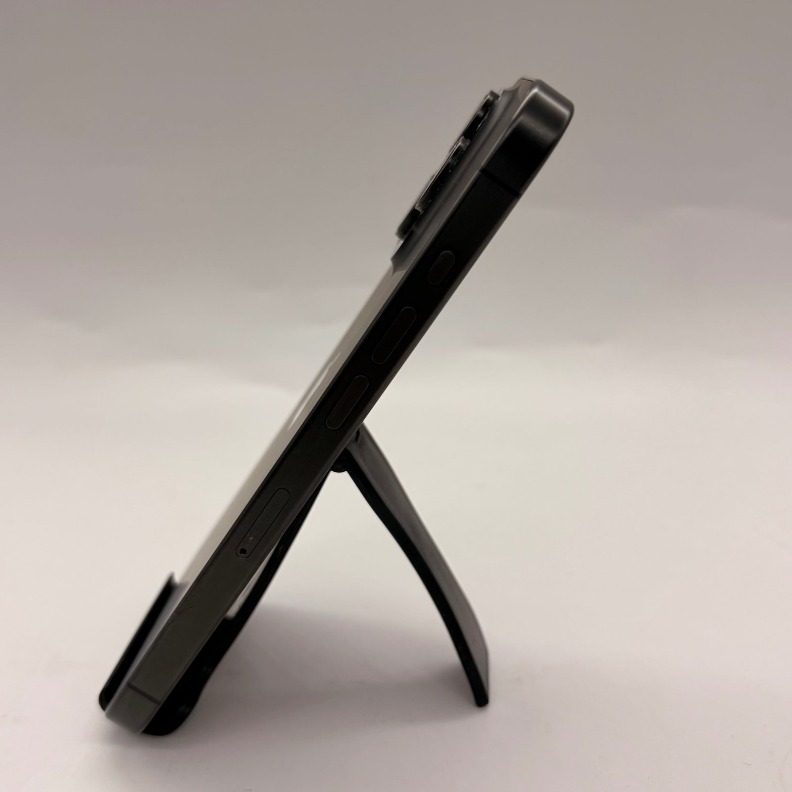 iphone-15-pro-128-go-noir-occasion-profil-droit