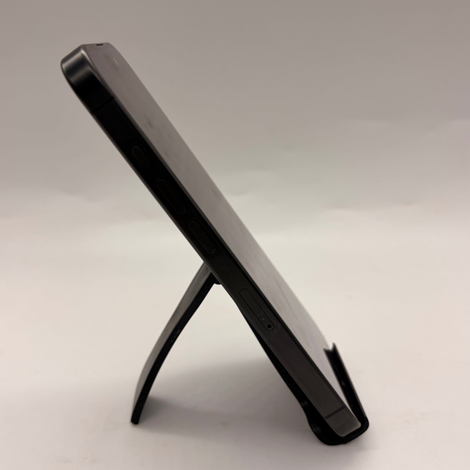 iphone-15-pro-128-go-noir-occasion-profil-gauche