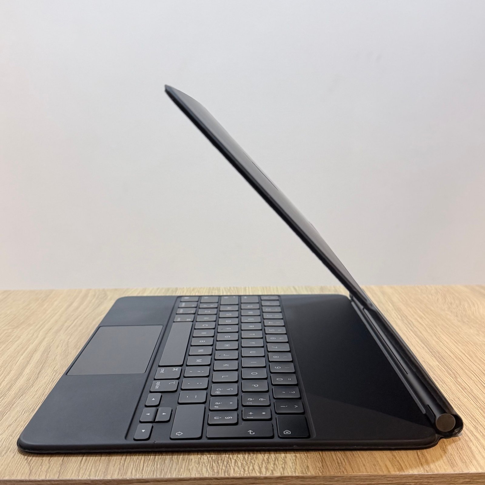 Magic Keyboard pour iPad Air et iPad Pro 13" Qwerty Occasion – Image 3