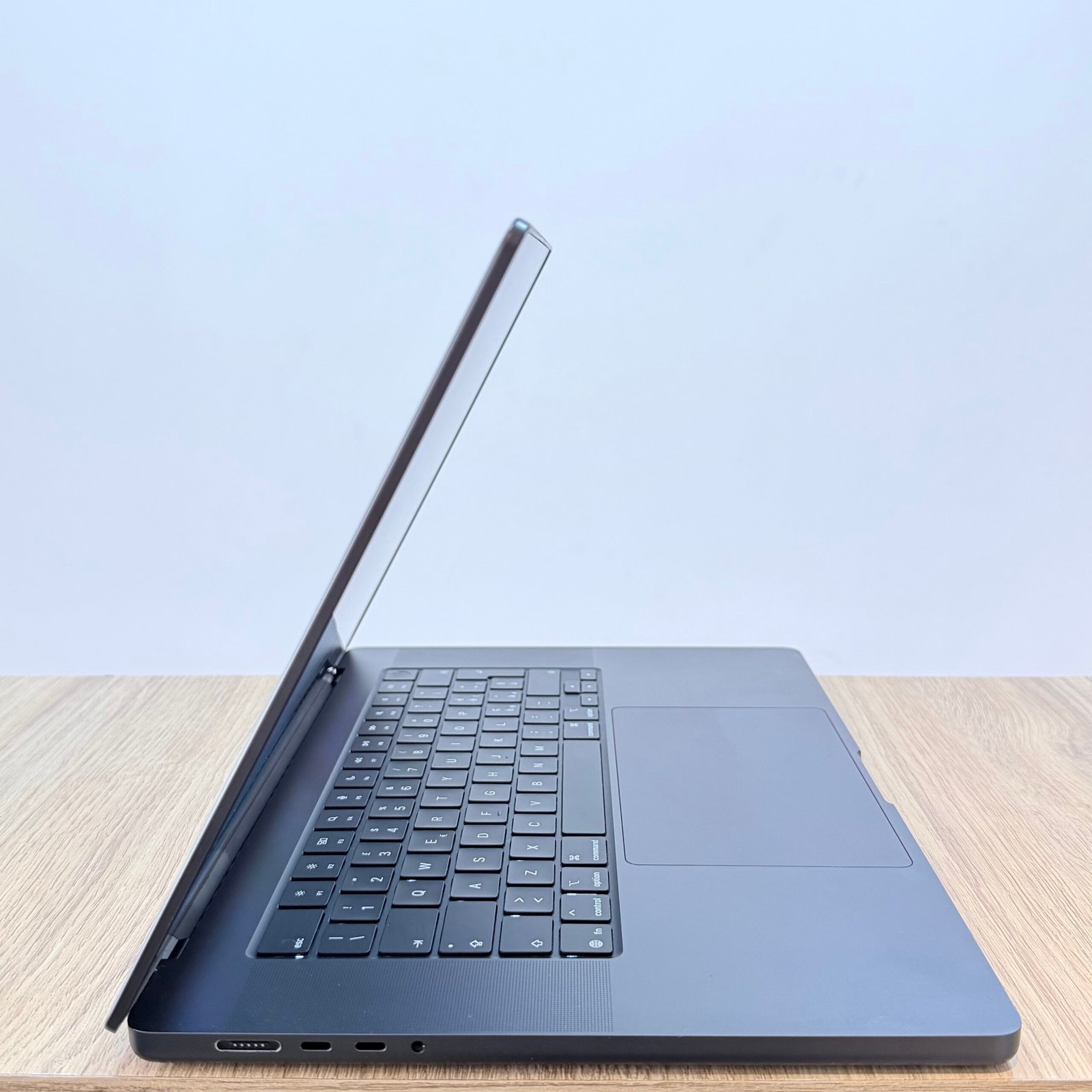 MacBook Pro M5 Pro 16" 24Go 1To Noir sidéral Occasion (Batterie 100%) – Image 4